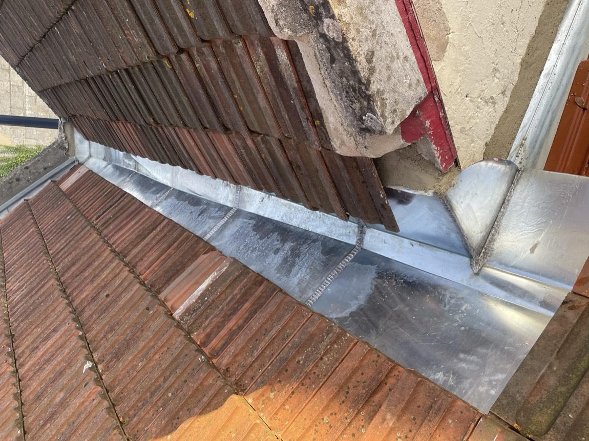 Noue en zinc soudée entre deux pans de toiture